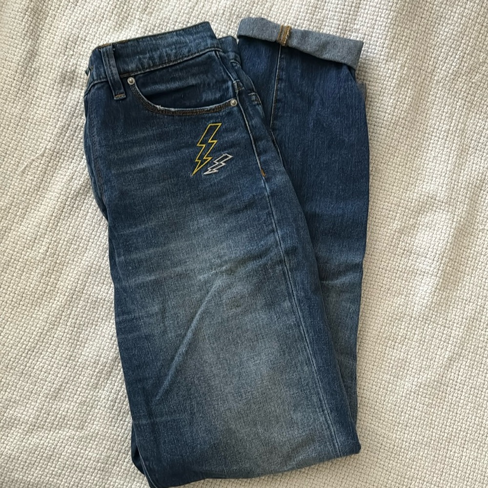 EUC BDG Mom High Rise Jeans Embroidered Distressed size 27